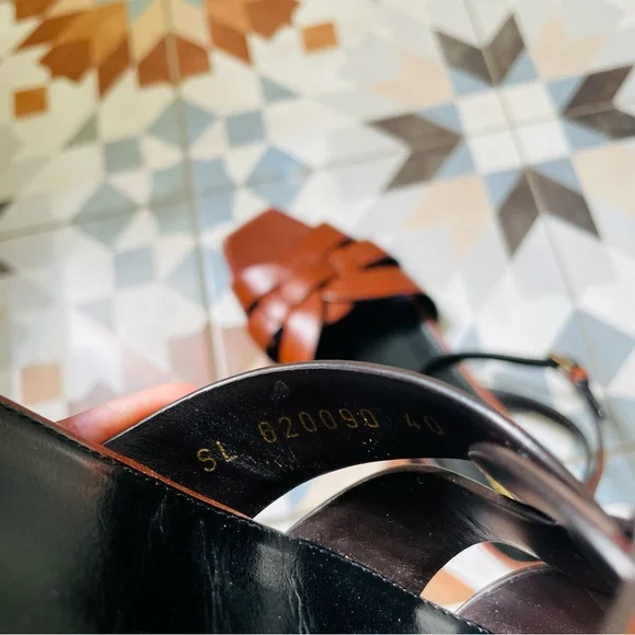 Authentic Saint Laurent Tribute Smooth Leather Flat Sandal in Toffee, size 40 - Picture 11 of 17